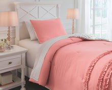 Load image into Gallery viewer, Avaleigh - Comforter Set