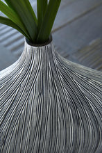 Load image into Gallery viewer, Donya - Vase