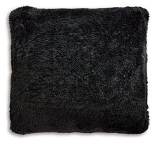 Load image into Gallery viewer, Gariland Pillow