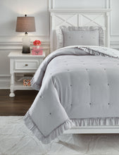 Load image into Gallery viewer, Hartlen - Comforter Set