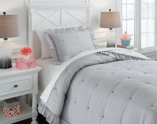 Load image into Gallery viewer, Hartlen - Comforter Set
