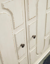 Load image into Gallery viewer, Roranville - Accent Cabinet