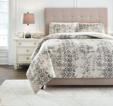 Load image into Gallery viewer, Addey - Comforter Set
