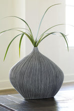 Load image into Gallery viewer, Donya - Vase
