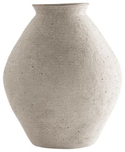 Load image into Gallery viewer, Hannela - Vase
