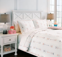 Load image into Gallery viewer, Lexann - Comforter Set
